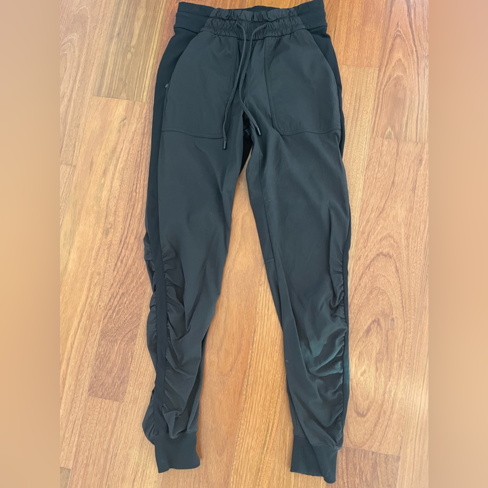 LULULEMON black dance jogger Size 4